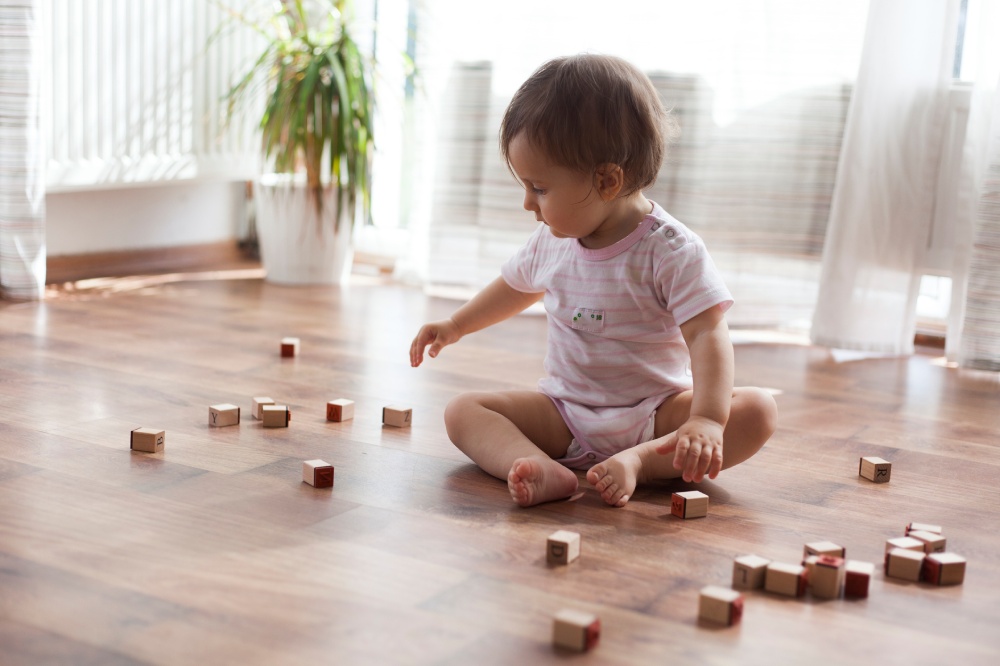 dziecko bawiące się drewnianymi klockami